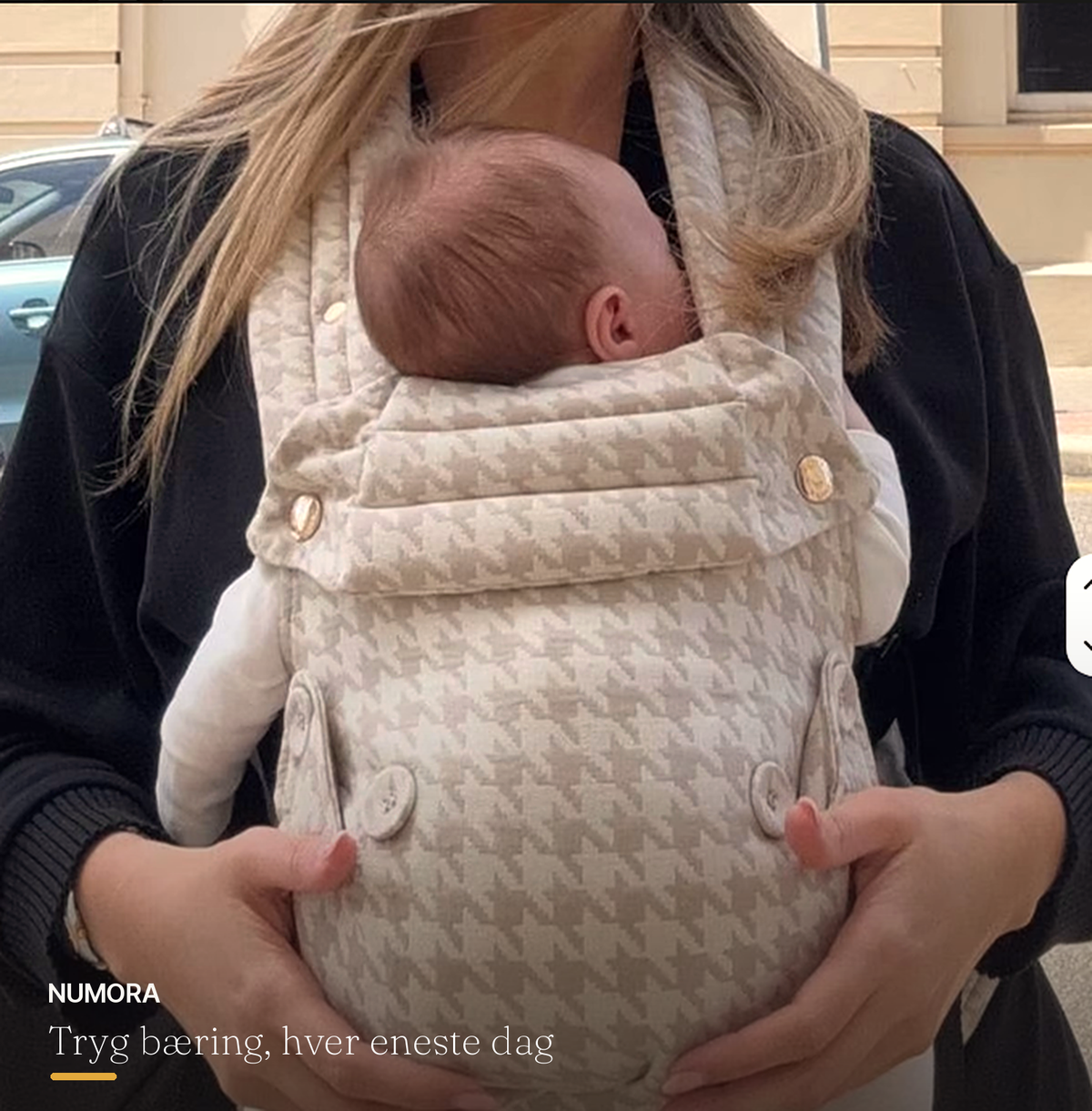 Bæresele til baby i brug - houndstooth mønster på gåtur