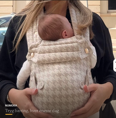 Bæresele til baby i brug - houndstooth mønster på gåtur